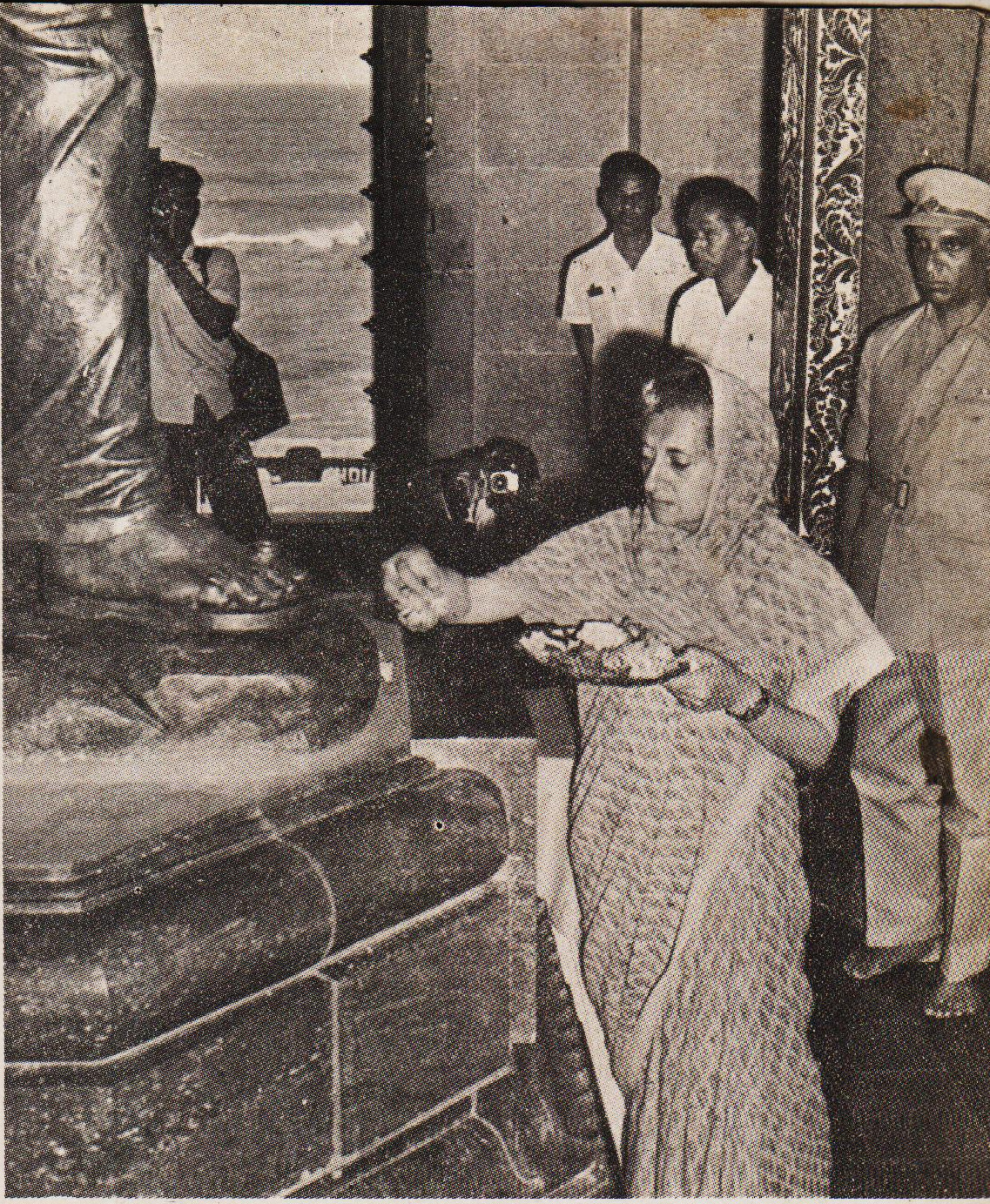 Smt. Indira Gandhi offering flowers at the feet of Swamiji's statue and paying her homage to his sacred memory.