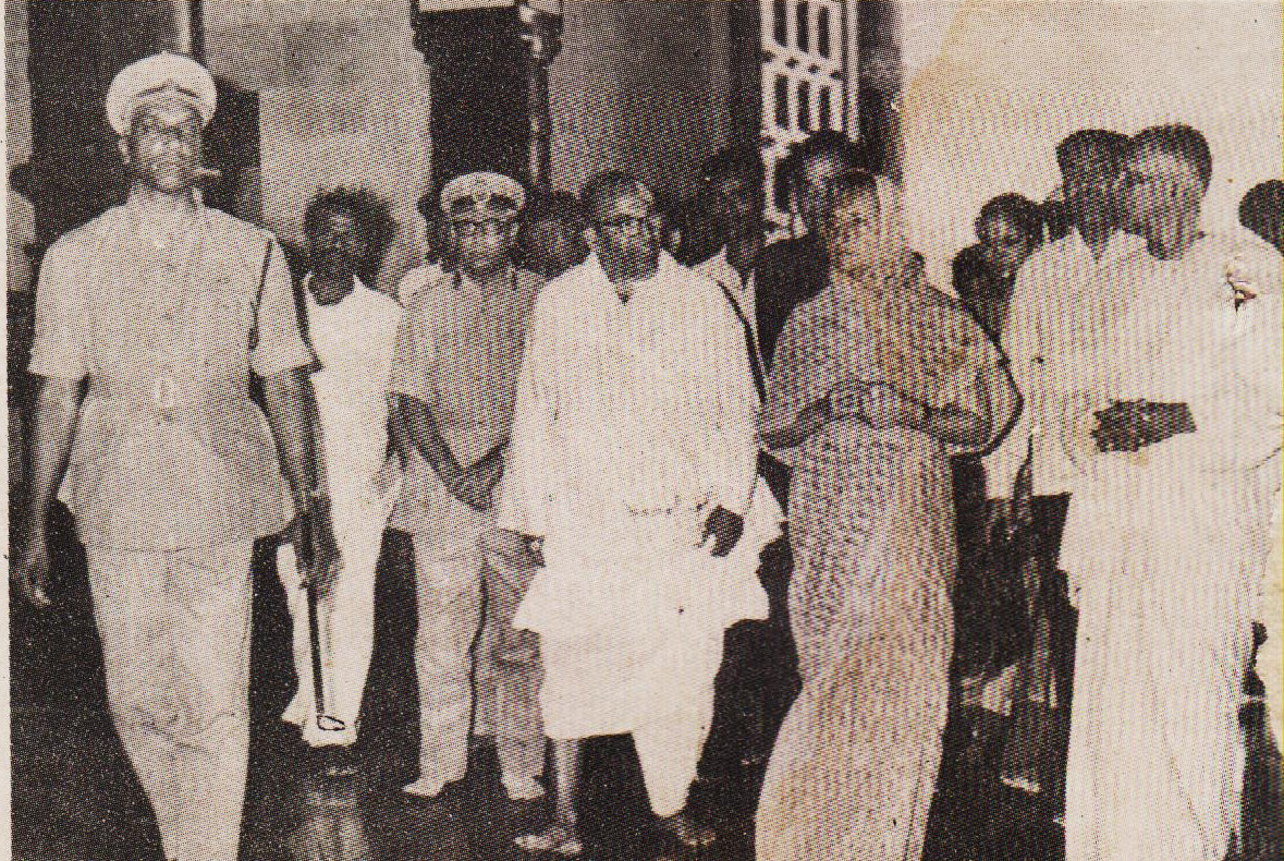 Smt. Indira Gandhi, accompanied by Swami Ranganathananda and the Committee's office-bearers, entering the Sabha Mandapam.