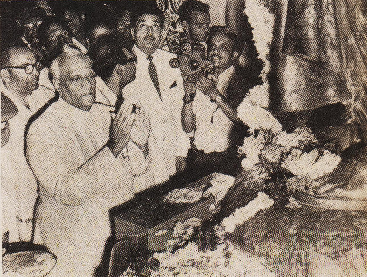 Shri V. V. Giri paying homage to the memory of Swami Vivekananda by placing flowers at the feet of Swamiji's statue and making obeisance.